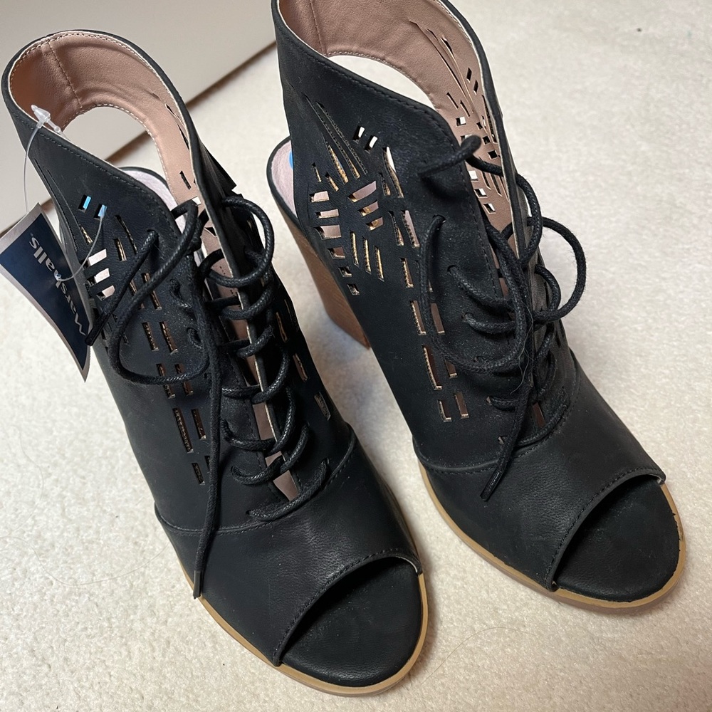 Brand new black shoes size 7.5